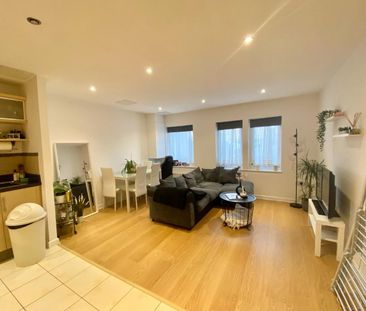 2 bedroom Flat To Let - Photo 3