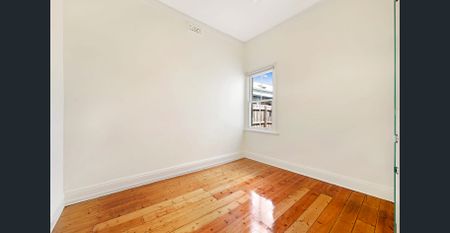 Charming Victorian Cottage: Your Tranquil Courtyard Oasis Awaits! - Photo 5