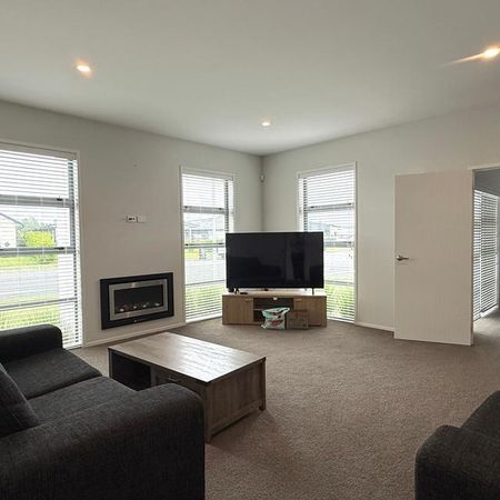 Executive Family Home - Exceptional, Stylish & Triple Living - Photo 2