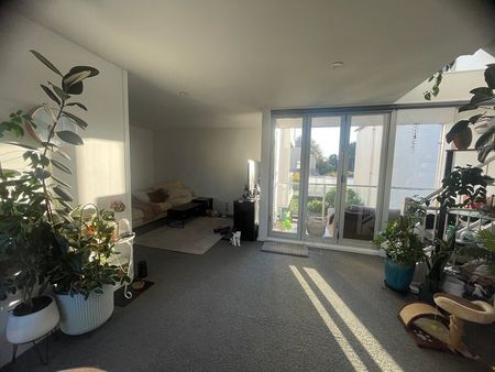 Location! 3 bed townhouse with double garage - Photo 5