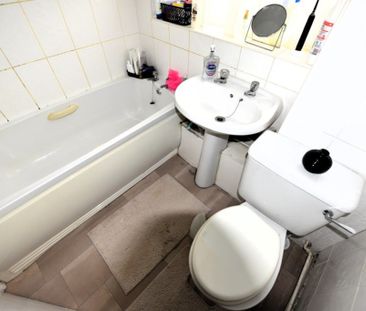 2 bedroom Flat in Whincover Drive, Leeds - Photo 6