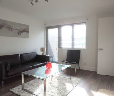 3 Bed Terraced House, Heron Place, SE16 - Photo 2