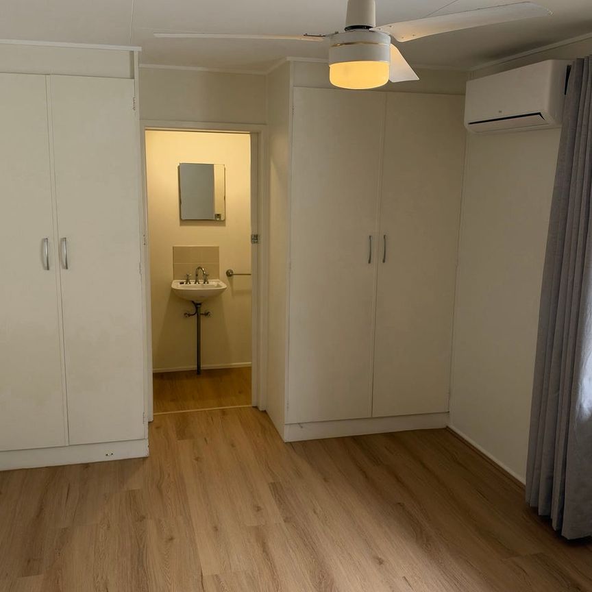 Light & Breezy First-Floor Unit in Quiet Cul-de-Sac - Photo 1