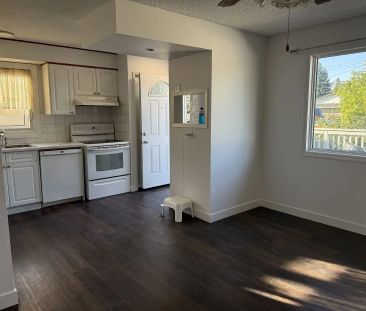 Cozy Three Bedroom — 3 Bedrooms House - Photo 1