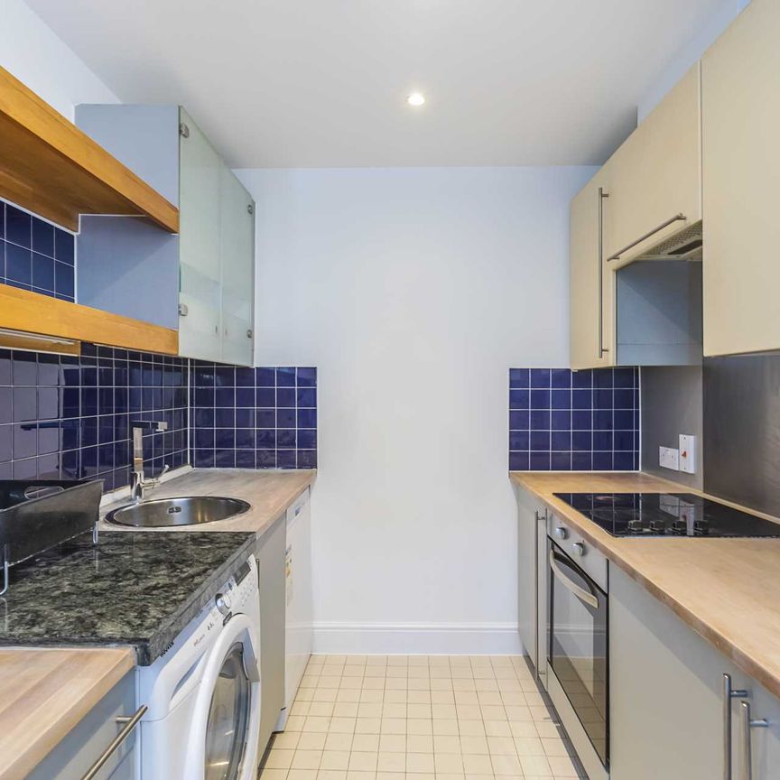 Price £2,000 pcm - Available 22/11/2025 - Furnished - Photo 1