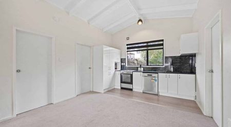 Family Home In New Lynn - Photo 5