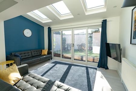 7 Bed Terraced House, Spear Road, SO14 - Photo 2