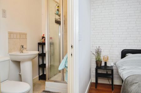 2 bedroom Flat To Let - Photo 5