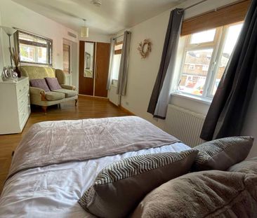 Newly Refurbished Double Room **Great Local Amenities** - Photo 2