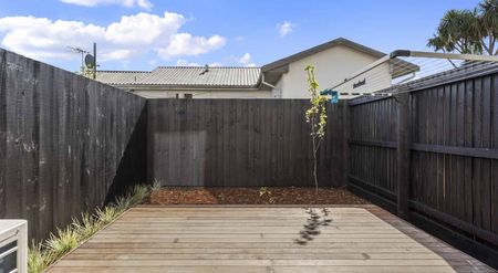 Stunning near new two bedroom townhouse - Spreydon - Photo 2