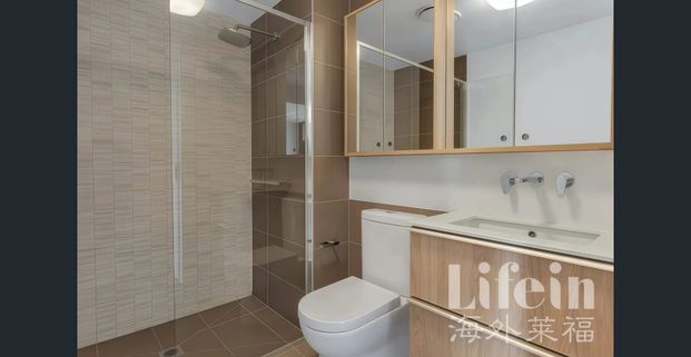 Modern 2-Bedroom Apartment in the Heart of St Kilda - Photo 1