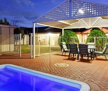 LARGE FAMILY HOME WITH A POOL! - Photo 3