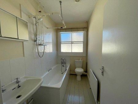 3 bedroom flat to rent - Photo 3