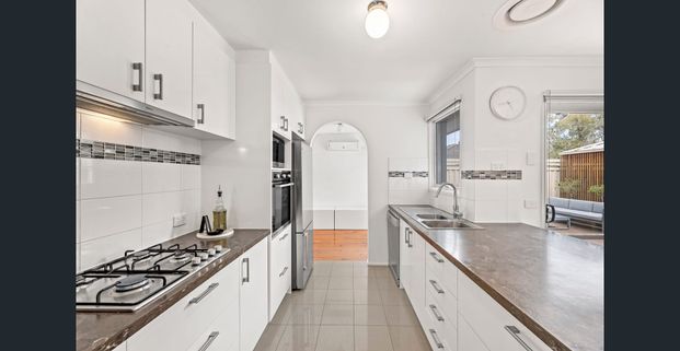 Light filled modern 3 bedroom home! - Photo 1