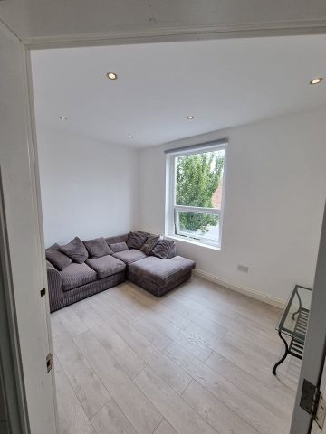 3 Bed Flat, Yew Tree Road, M14 - Photo 2