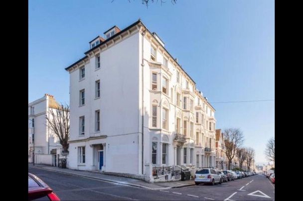 2 Bed Flat, Cambridge Road, BN3 - Photo 1