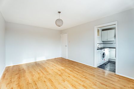 Available unfurnished now - Photo 2