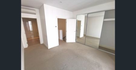 Water front dual-level single bedroom apartment. North facing with magnificent water view and huge bedroom. Only $830 per week - Photo 2