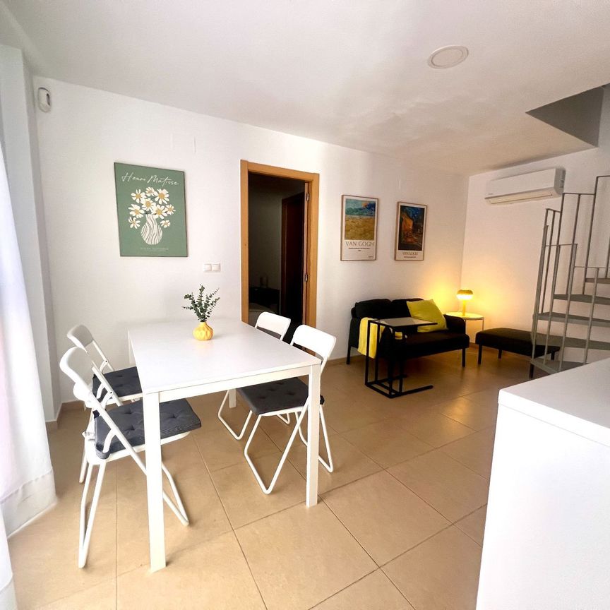 Dúplex de alquiler en Carmen, Casco Antiguo - Sta. Cruz - Ayuntamiento - Photo 1