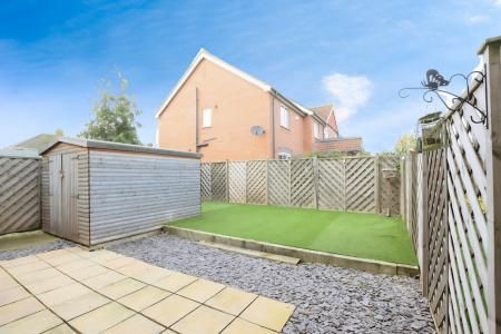 2 bedroom Semi-detached house To Let - Photo 2