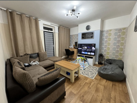 1 bedroom in a house share to rent - Photo 1