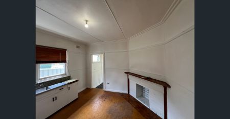 Character home on huge block. - Photo 2