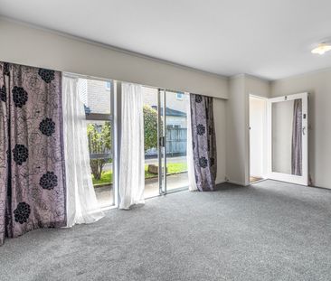 Tidy 2-bedroom unit (middle unit) - Photo 5