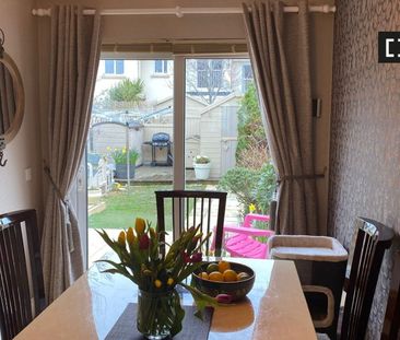 Stylish room in 5-bedroom apartment in Sandyford, Dublin - Photo 4
