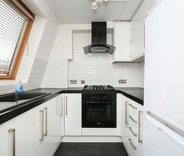 Modern and spacious 2 bedroom property located a stone throw from a station - Photo 1