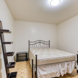 Très grand 3 1/2 , au demi-sous-sol d'un duplex dans emplacement très recherché - Photo 2