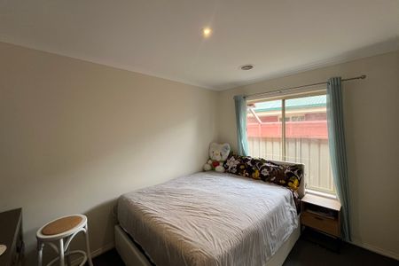 Modern 4-Bedroom Home with Multiple Living Areas - Photo 4