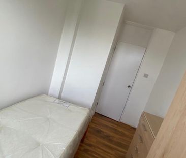 Room in a Shared Flat, Hersham Close, SW15 - Photo 3