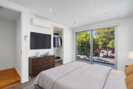 Modern Living Meets Urban Convenience - Photo 5