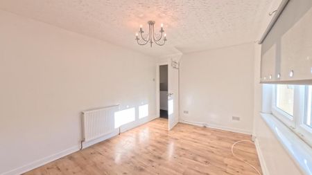 3 bedroom end of terrace house to rent - Photo 4