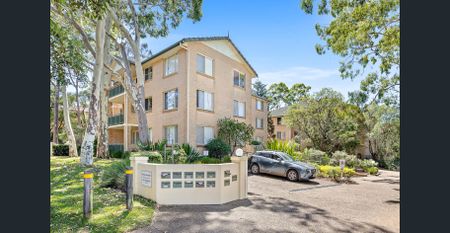 Freshly presented three bedroom apartment - Photo 5