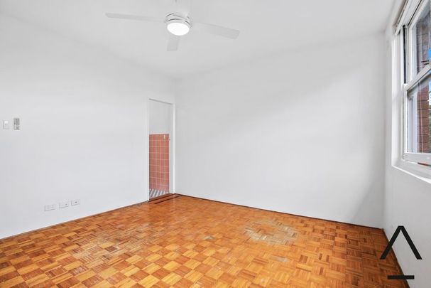 TOP FLOOR STUDIO APARTMENT IN PADDINGTON - Photo 1