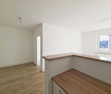 moderne Balkonwohnung mit Einbauküche im bequemen 2. OG - Foto 1