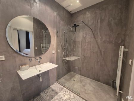 CROIX-ROUSSE - SUPERBE APPARTEMENT RENOVE TYPE 3 - Photo 2