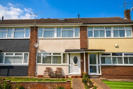3 Bedroom Mid Terraced House To Rent - Photo 5