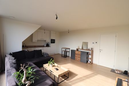 Appartement op de 2de verdieping met 1 slaapkamer, lift, terras, autostaanplaats en buitenberging. - Photo 5
