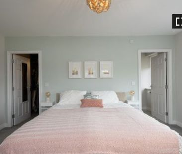 Room for rent in 4-bedroom house in Rathcoole, Dublin - Photo 2