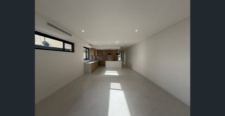 Spacious Family Living in Yagoona - 5 Bed Duplex with additional self contained studio - Photo 5