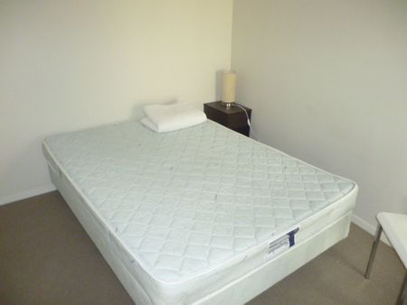 Bright apartment with wrap around balcony - Photo 5