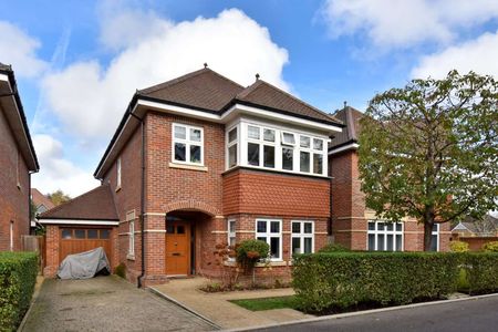 Family home within award winning Queens Acre gated development - Photo 3