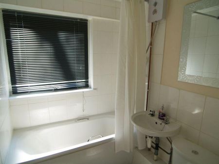 2 bedroom flat to rent - Photo 4