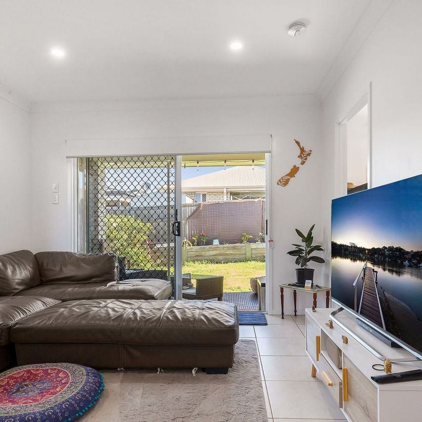 Stylish Family Sanctuary with Modern Comforts – A Must-See in Park Ridge! - Photo 1