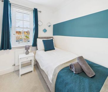 3 bedroom end of terrace house to rent - Photo 2