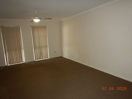 THORNLIE – 2x1 – CONVENIENT DUPLEX LIVING - Photo 3