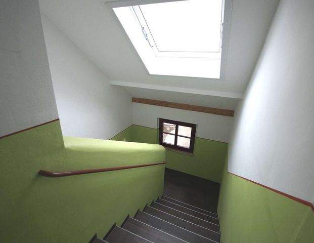 2-Zimmer-DG-Wohnung mit BALKON, offene Küche, Badewanne - frisch renoviert - Photo 1