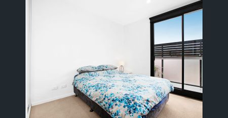 Low maintenance gem only 300 metres from the train station! - Photo 3